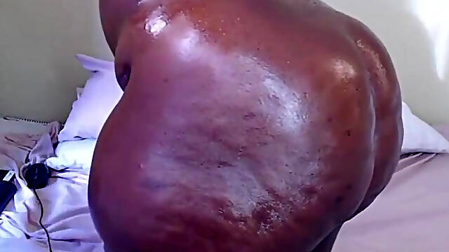 BIG AFRICAN ASS GETS WORSHIPPED