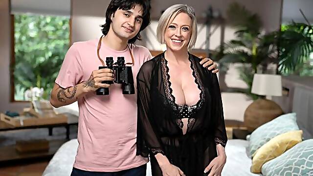 Bubbly Dee Williamss long legs action