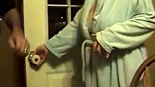 Stacked MILF pays rent by having quickie with landlord