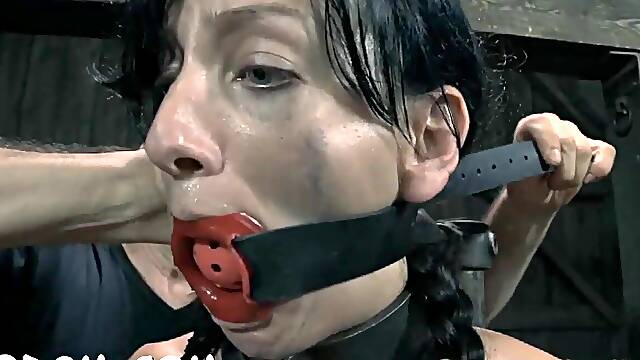 Caged babe xxx-porn to give blowjob
