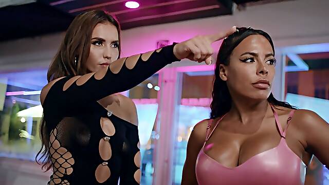 Bubble butt Kelsie Monroe and Luna Star share a hard white dick