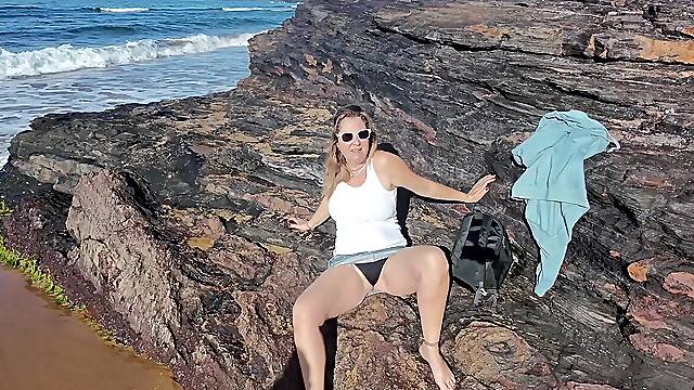 Le pido a mi pareja que me folle a lo perrito mirando al mar