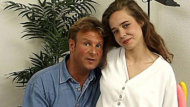 Junges teen brunette suechtig nach dildos