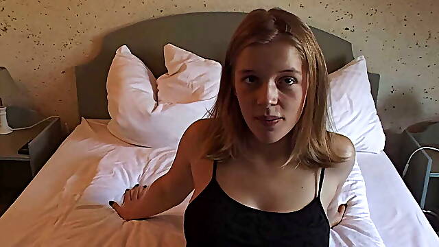 Junge blondine freut sich auf das casting und faengt direkt an sich zu fingern