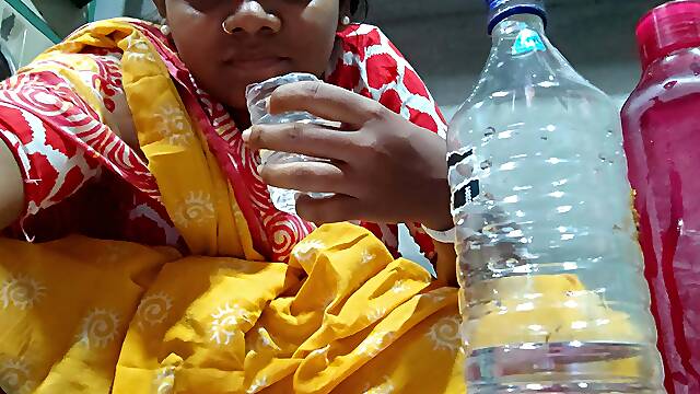 Bhabi ne pura desi ka bottle khali kor diya Bhabhi ne pre desi bottle khali koradia Body Ekta...