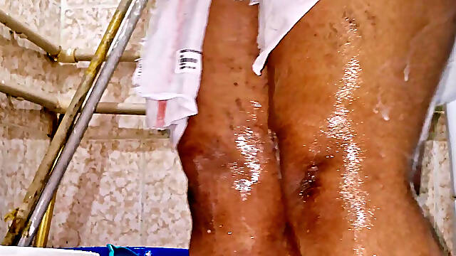 Indian Desi aunty bathing video