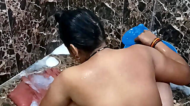 Desi sexy woman batroom video